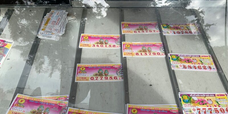 Bạn có thể mua vé số tại các đại lý, quầy